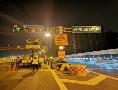 汉中郑州市北三环彩虹桥交通标志牌安装现场